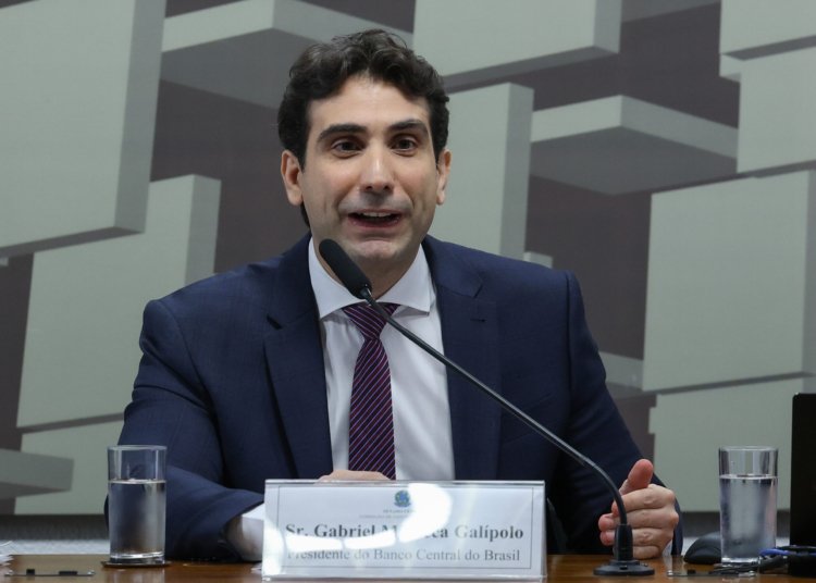 Galípolo: Brasil mais protegido da volatilidade do petróleo em meio à crise global