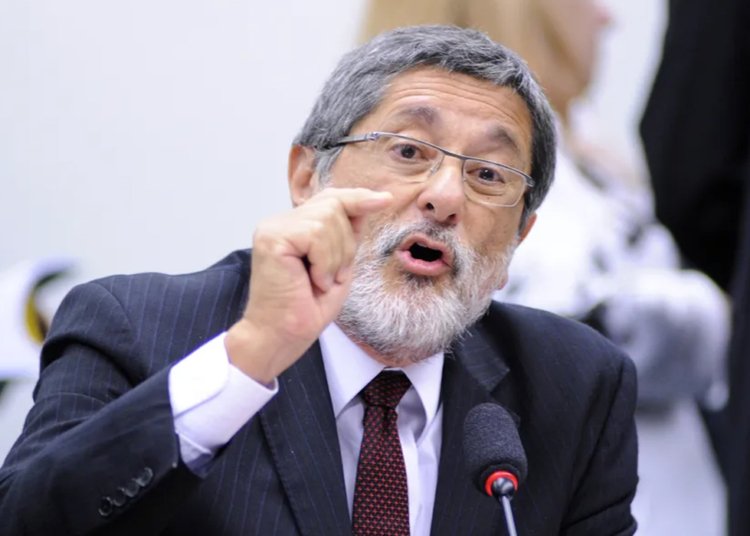 Guerra no Irã: ex-Petrobras alerta que falta de refino deixa Brasil vulnerável ao choque