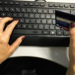 Juros do cartão de crédito disparam para famílias em fevereiro, revela Banco Central