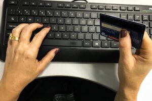 Juros do cartão de crédito disparam para famílias em fevereiro, revela Banco Central