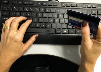 Juros do cartão de crédito disparam para famílias em fevereiro, revela Banco Central