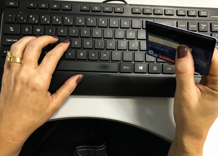 Juros do cartão de crédito disparam para famílias em fevereiro, revela Banco Central