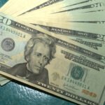 Mercado brasileiro desafia tensão no Oriente Médio: dólar cai e bolsa sobe na semana