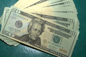 Mercado brasileiro desafia tensão no Oriente Médio: dólar cai e bolsa sobe na semana