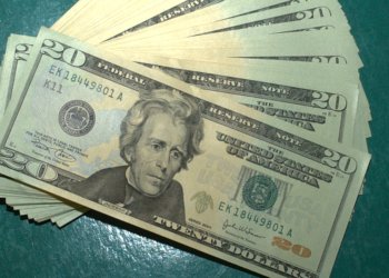 Mercado brasileiro desafia tensão no Oriente Médio: dólar cai e bolsa sobe na semana