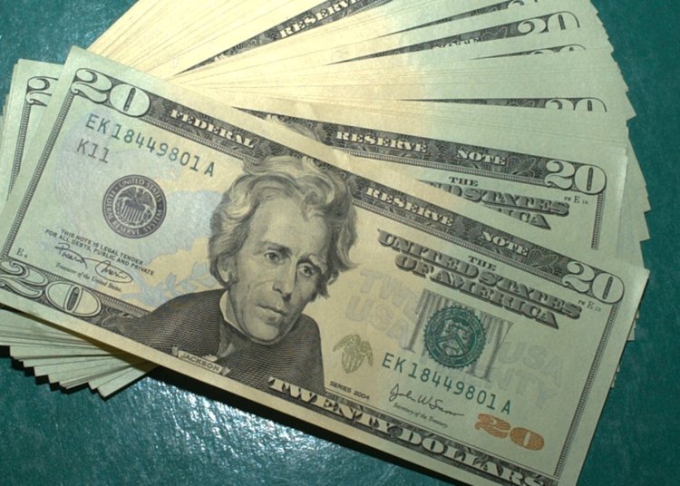 Mercado brasileiro desafia tensão no Oriente Médio: dólar cai e bolsa sobe na semana