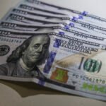 Dólar recua a patamar pré-guerra e Bolsa sobe com expectativa de acordo EUA-Irã