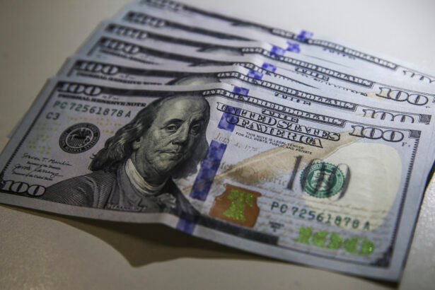 Dólar recua a patamar pré-guerra e Bolsa sobe com expectativa de acordo EUA-Irã