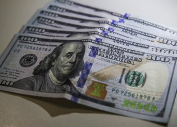 Dólar recua a patamar pré-guerra e Bolsa sobe com expectativa de acordo EUA-Irã
