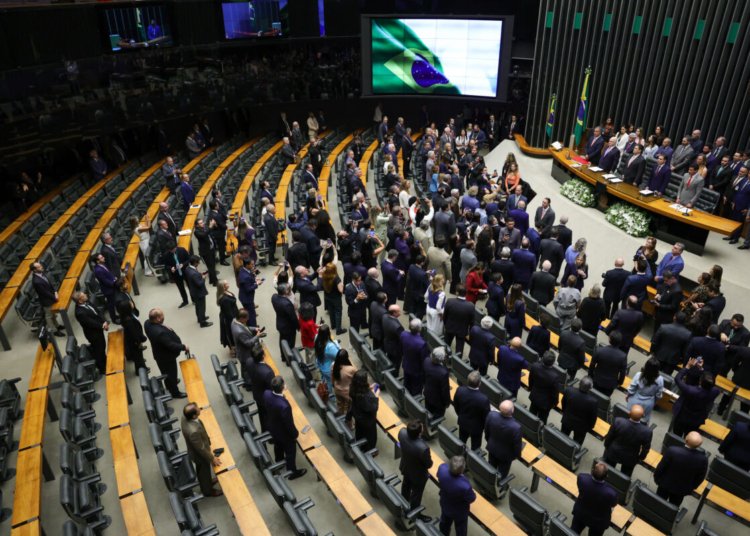 Câmara dos Deputados vota MP que zera imposto de 20% sobre compras internacionais até US$ 50