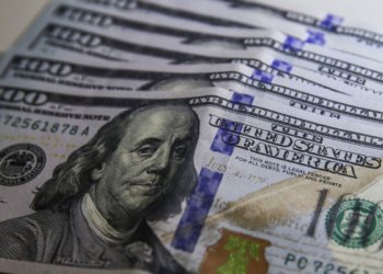 Dólar cai para R$ 5,17 e Ibovespa sobe 0,9% após anúncio de recompra de títulos nos EUA