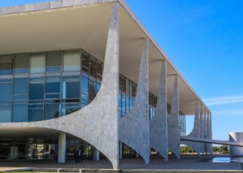 Governo brasileiro repudia revogação de visto de embaixadora em Washington pelos EUA