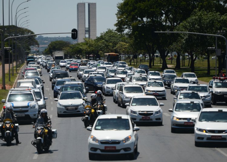 Governo eleva teto de financiamento para carros de aplicativo e taxistas a R$ 200 mil