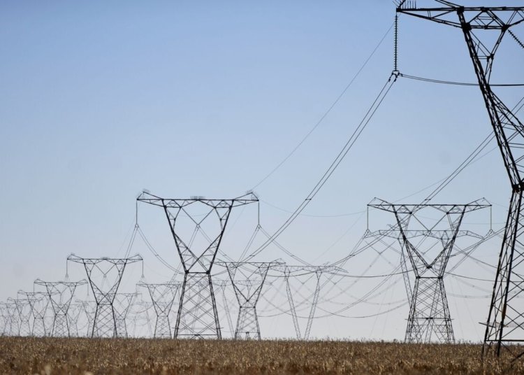 ONS limita geração de energia em todo o país neste domingo para conter excesso de oferta