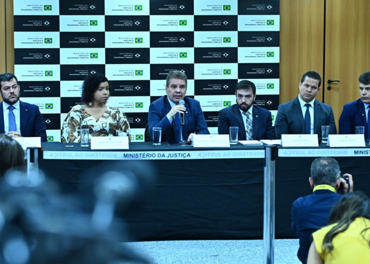 Polícia Civil do DF cumpre 8 mandados contra grupo que planejava ataques a prédios públicos