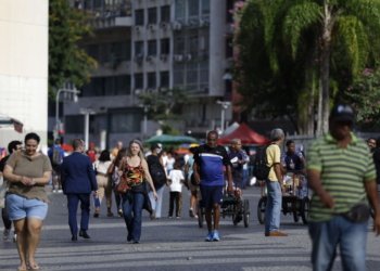 População brasileira chega a 214,2 milhões com taxa de crescimento reduzida a 0,37% em 2026