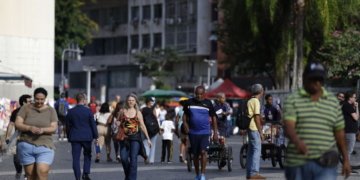População brasileira chega a 214,2 milhões com taxa de crescimento reduzida a 0,37% em 2026