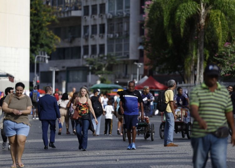 População brasileira chega a 214,2 milhões com taxa de crescimento reduzida a 0,37% em 2026
