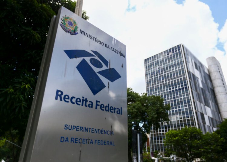 Receita arrecada R$ 3,1 bilhões com IR sobre dividendos até julho e mantém meta de R$ 17,2 bi