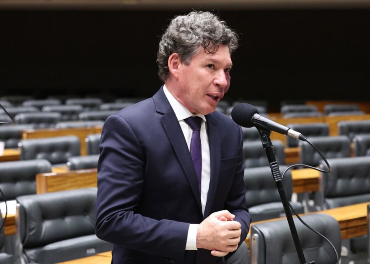 Reginaldo Lopes presidirá comissão que analisa o fim da taxa de 20% em compras internacionais