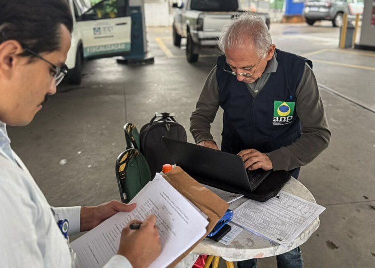 ANP multa distribuidoras em R$ 200 milhões por margens de lucro abusivas em combustíveis