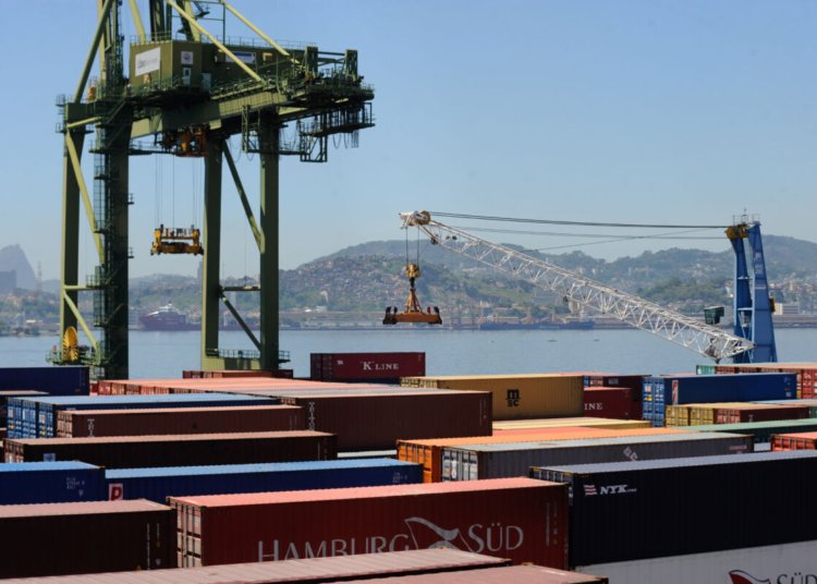 Balança comercial registra superávit de US$ 7,4 bilhões em agosto com alta de 23,8%