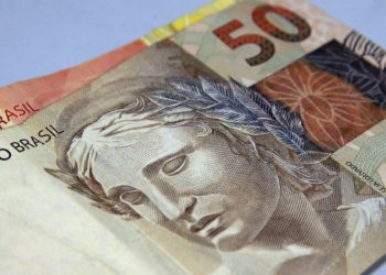 Brasileiros sacam R$ 10,5 bilhões da poupança em agosto diante da Selic em 14% ao ano