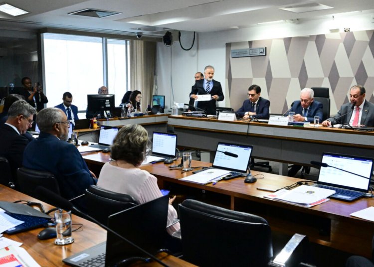 CCJ do Senado aprova PEC que reduz jornada para 40 horas semanais e extingue escala 6x1