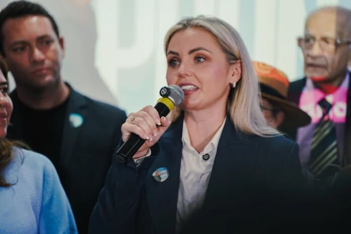 Clariana Barão propõe rede nacional de proteção a mulheres e crianças em plano de governo