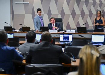 Comissão mista adia votação da MP que suspende imposto de 20% em compras de até US$ 50