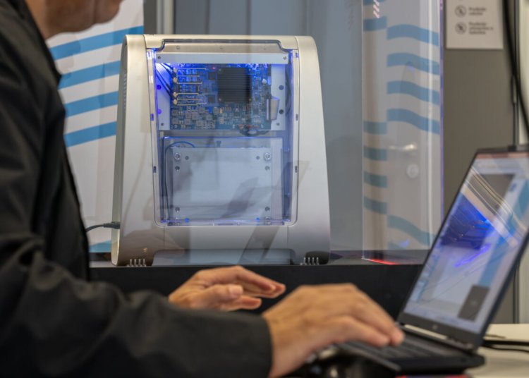 Firjan SENAI instala computador quântico Triangulum II para treinar profissionais no Brasil
