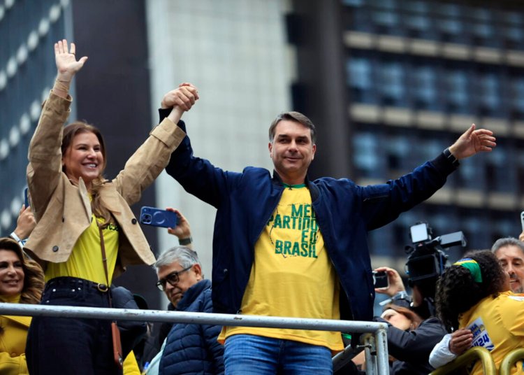 Flávio Bolsonaro propõe corte de dez ministérios e redução da maioridade penal para 14 anos