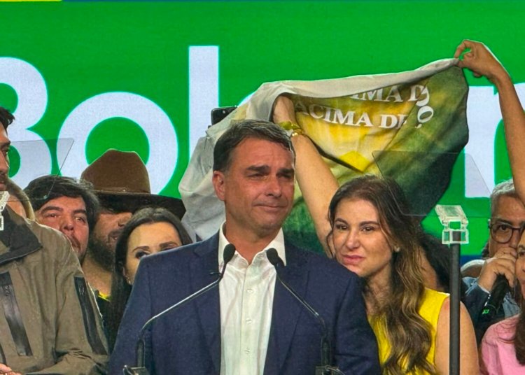 Flávio Bolsonaro viajou em jato de ex-banqueiro investigado em esquema do Banco Master