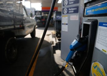 Governo corta impostos da gasolina e subsidia diesel em R$ 1 por litro para conter preços