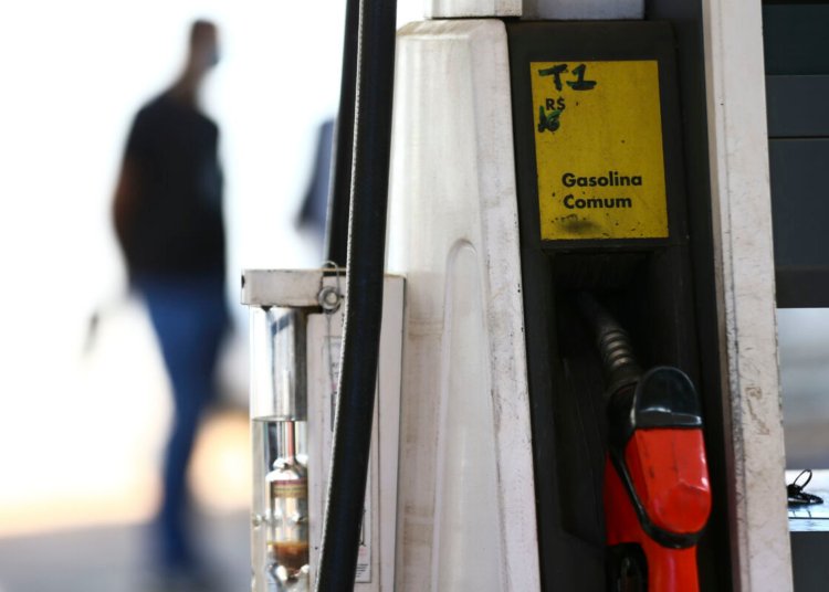 Governo mantém subsídio ao diesel e aplica multas de R$ 700 milhões contra distribuidoras