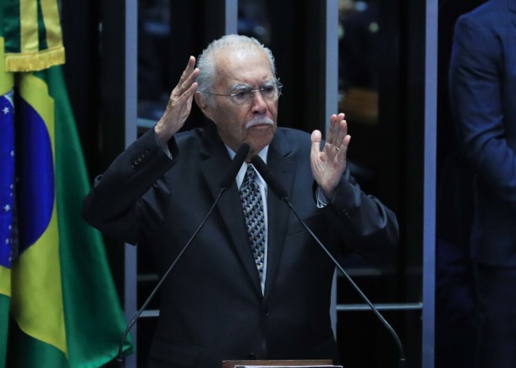 José Sarney é internado com pneumonia em São Luís aos 96 anos