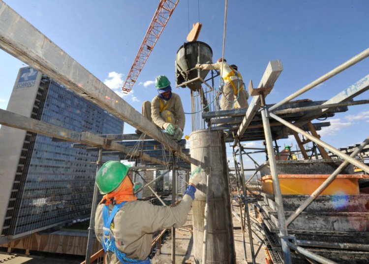 Mercado de trabalho formal abre 165,8 mil vagas em agosto com alta de 183% frente a julho