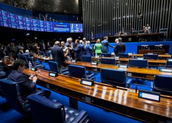 Omar Aziz articula rito de urgência no Senado para votação da PEC que extingue escala 6x1