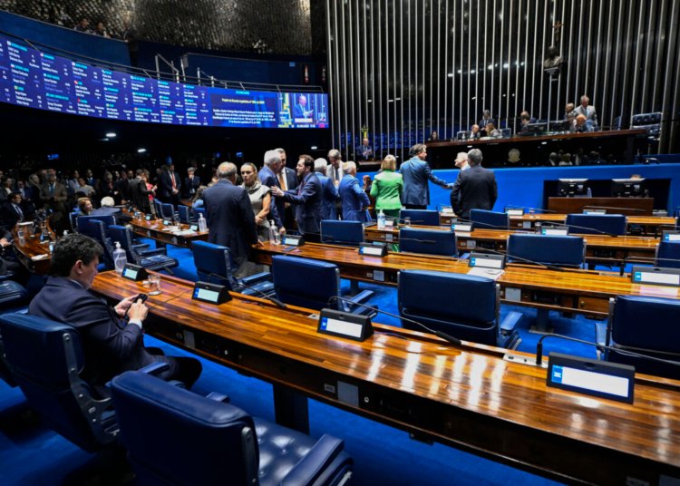 Omar Aziz articula rito de urgência no Senado para votação da PEC que extingue escala 6x1