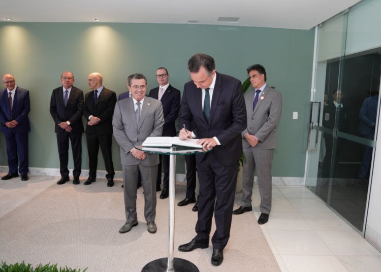 Rodrigo Pacheco assume cargo vitalício de ministro no TCU após indicação do Congresso