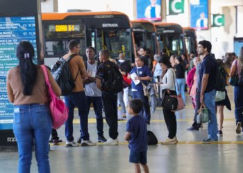 Setor de serviços mantém estabilidade em julho e acumula alta de 2,4% em 12 meses