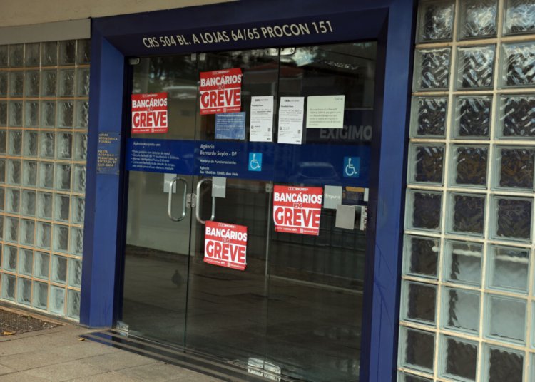 TST fixa manutenção de 60% dos funcionários da Caixa durante greve da categoria