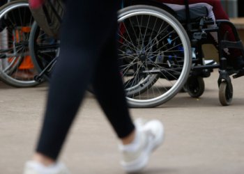 Trabalhadores com deficiência ganham 30% menos que profissionais sem deficiência no Brasil