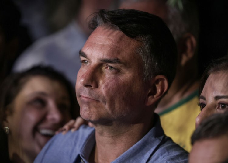 André Mendonça multa Flávio Bolsonaro em R$ 5 mil por impulsionamento irregular de post