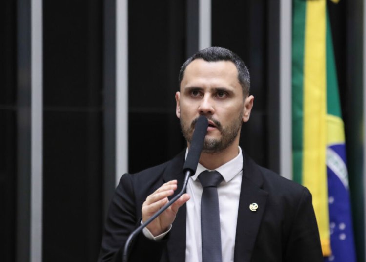 Cleitinho Azevedo vence em 1º turno e assume o governo de Minas Gerais com 55% dos votos