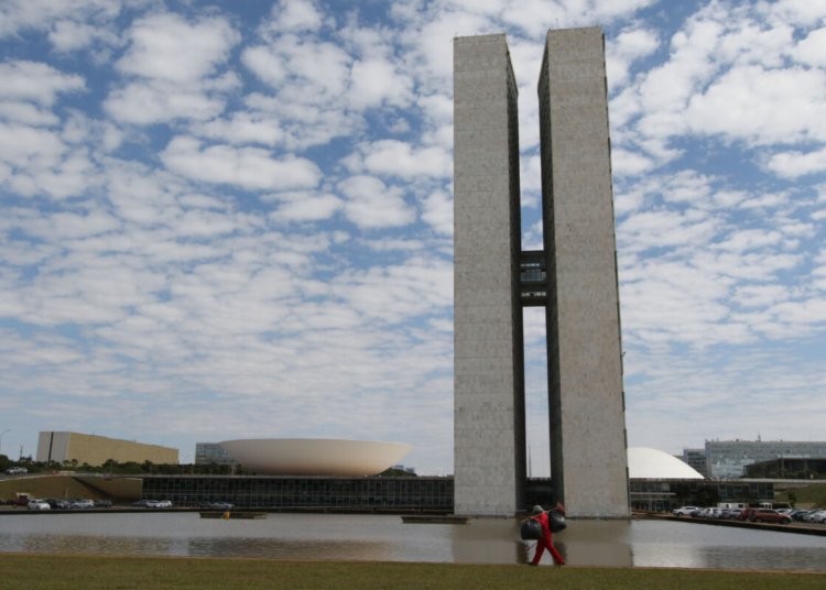 Davi Alcolumbre pauta votação da PEC que extingue a escala 6x1 no Senado
