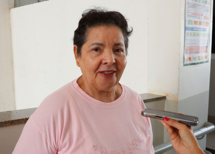 Eleitores com mais de 70 anos e jovens buscam participação nas urnas apesar de desafios