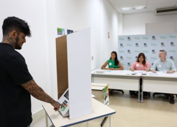 Eleitores de todo o Brasil votam neste domingo das 8h às 17h para o primeiro turno