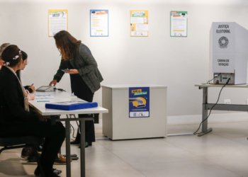 Justiça Eleitoral proíbe uso de celular e câmeras na cabine de votação para garantir sigilo