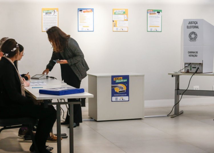 Justiça Eleitoral proíbe uso de celular e câmeras na cabine de votação para garantir sigilo